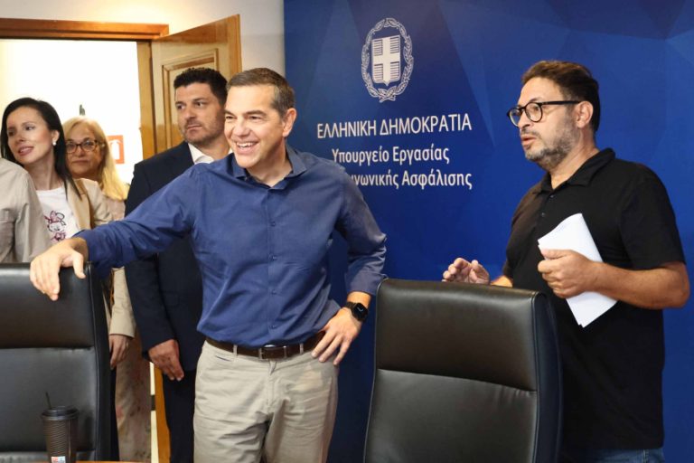 Συνάντηση με τους εργαζόμενους της ΔΥΠΑ είχε σήμερα ο Αλέξης Τσίπρας: «Να αποτρέψουμε το αντεργατικό σχέδιο Μητσοτάκη για περικοπή του επιδόματος ανεργίας»