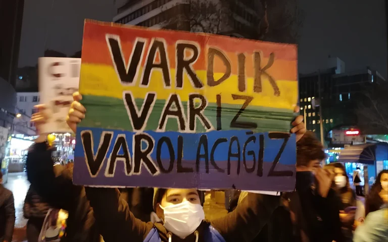 Τουρκία: Επιχείρηση κατά ΛΟΑΤΚΙ+ οργανώσεων στο όνομα της «προστασίας της οικογένειας» (VIDEO)