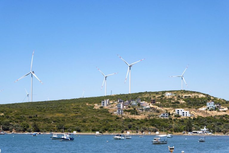 Η Τουρκία σχεδιάζει επενδύσεις $108 δισ. σε αιολικά και φωτοβολταϊκά – Δεν εγκαταλείπει τους υδρογονάνθρακες
