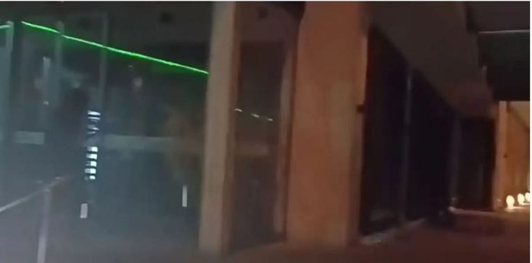 Μέλη του Ρουβίκωνα έσπασαν με βαριοπούλες τζαμαρίες στο εργοστάσιο της «Βιολάντα» (video)