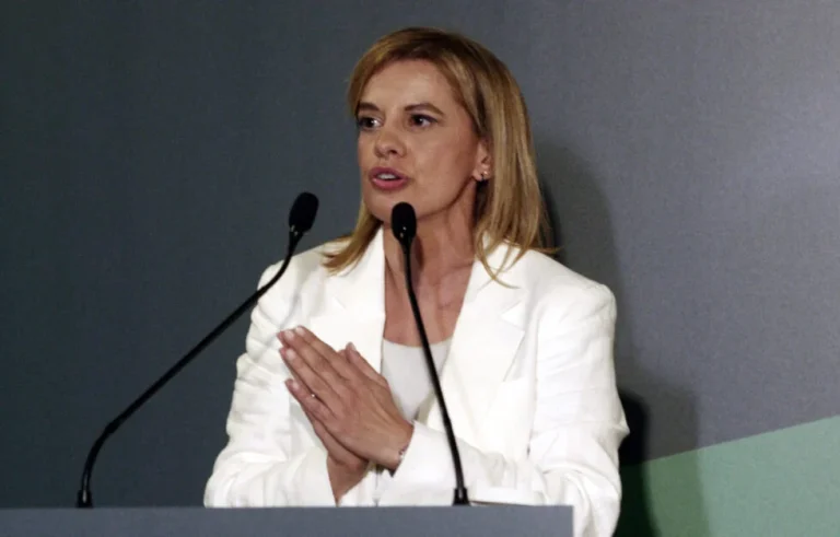 Ρόζα Βρεττού: Νέα κριτική στο ΠΑΣΟΚ μετά την αποχώρησή της – «Μόνο η ΕΛ.Α.Σ. μπορεί να ανατρέψει την πραγματικότητα»