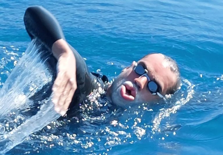 O πρώτος άνθρωπος που κολύμπησε από την Ελλάδα στην Ιταλία! (PHOTOS)