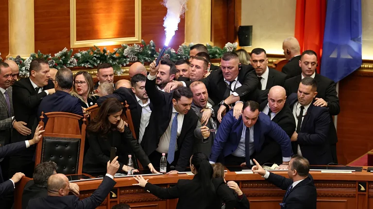 Αλβανία: Με αποκλεισμό 2 μηνών απειλούνται 20 βουλευτές μετά τις συγκρούσεις στο κοινοβούλιο