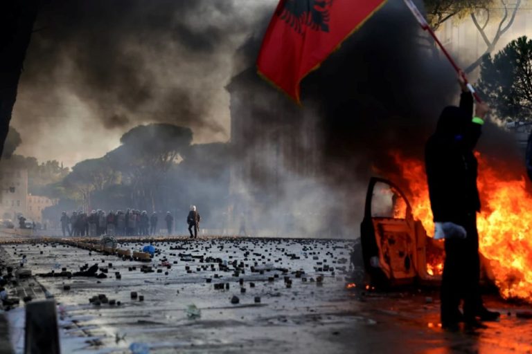 Φλέγεται η Αλβανία: Πυρπολούν κυβερνητικά κτίρια – Πλαστικές σφαίρες από την αστυνομία και πάνω από 1.000 συλλήψεις (Video&Photos)
