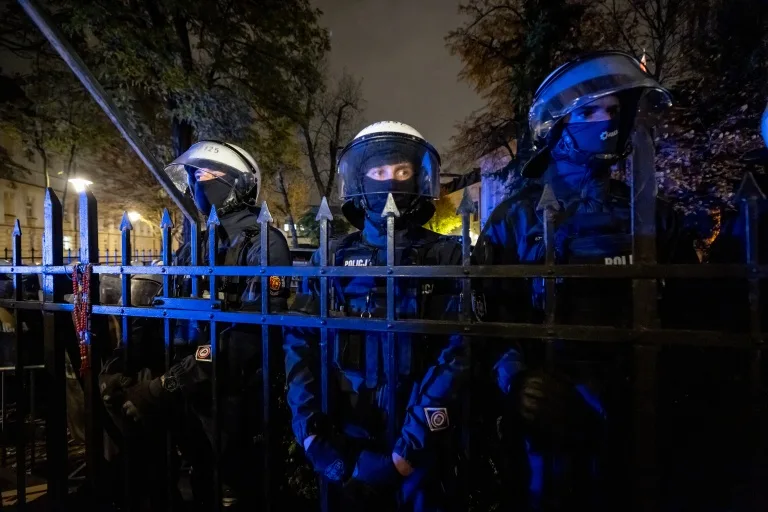 Πραξικόπημα στην Πολωνία; Θεσμική σύγκρουση για το Συνταγματικό Δικαστήριο – Αστυνομικές δυνάμεις έξω από το κτίριο
