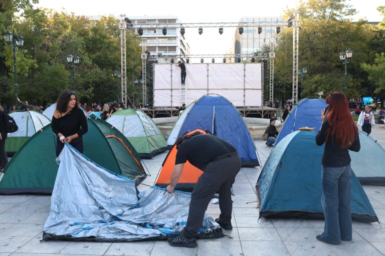 Σκηνές ξανά στο Σύνταγμα: Οι φοιτητές στήνουν «κάμπινγκ» πριν από τις μεγάλες κινητοποιήσεις