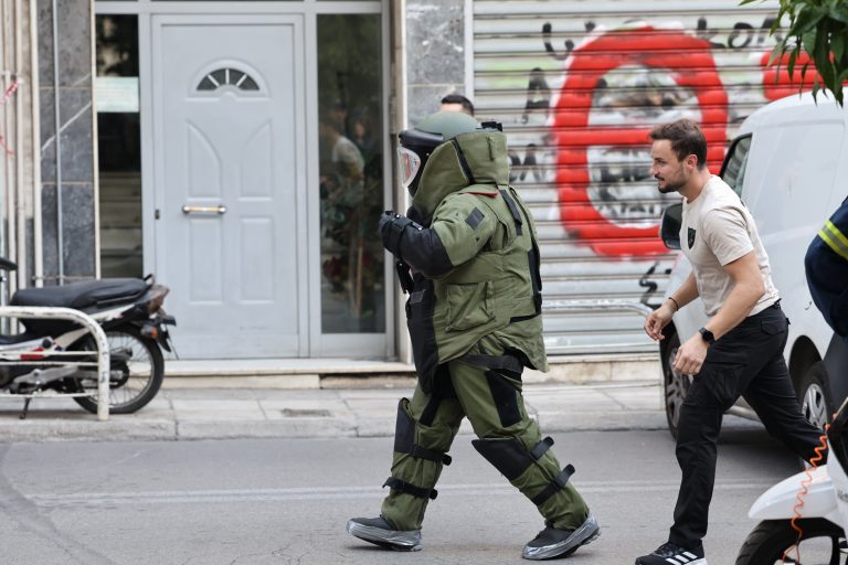 Έκρηξη στον Κολωνό: Εκρηκτικά, πυροκροτητής και ναρκωτικά βρέθηκαν στη σακούλα – Σε κρίσιμη κατάσταση ο αστυνομικός (video)