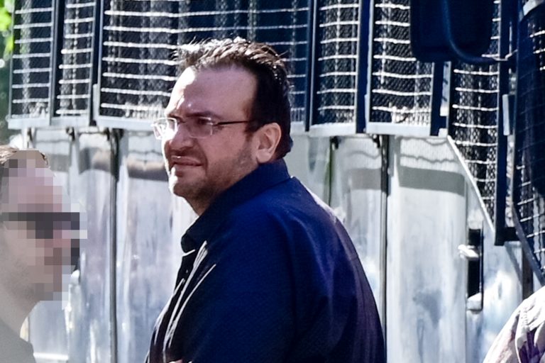 «Βαριές» κατηγορίες στον Φίλιππο Καμπούρη και τη σύζυγό του – 5 κακουργήματα και 1 πλημμέλημα για το κύκλωμα απάτης