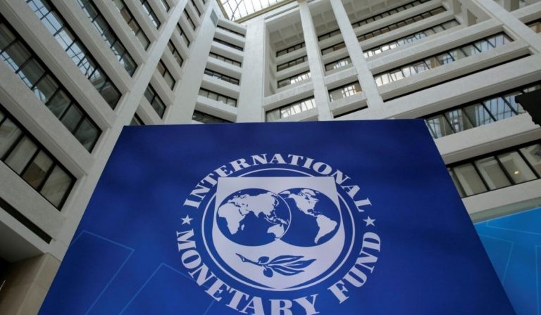 ΔΝΤ: Η παγκόσμια οικονομία δοκιμάζει τις αντοχές της – Επίμονη ακρίβεια και ανάπτυξη 1,8% στην Ελλάδα
