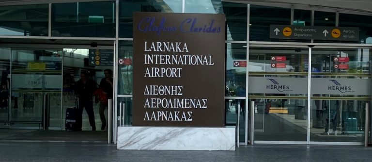 Αναστάτωση στο αεροδρόμιο της Λάρνακας – Υπεράριθμη και… όχι μόνον, γυναίκα επιβιβάστηκε σε πτήση για το Ισραήλ