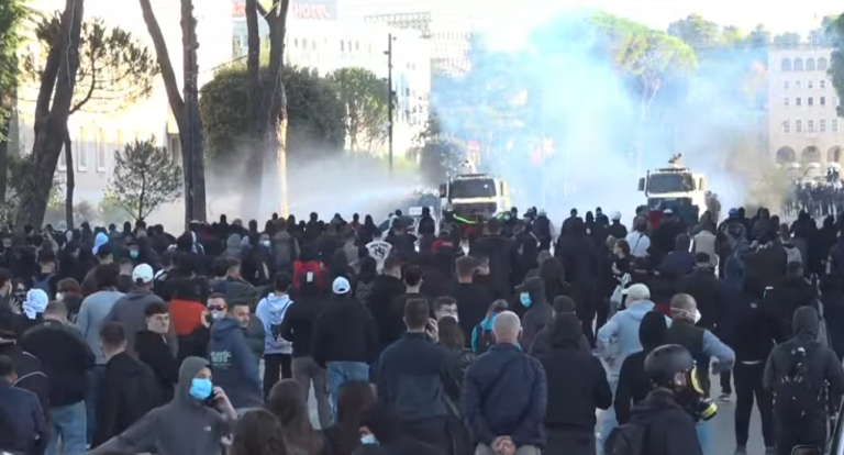 Τίρανα: Πεδίο μάχης έξω από το πρωθυπουργικό μέγαρο – Δακρυγόνα και τραυματίες (Video)