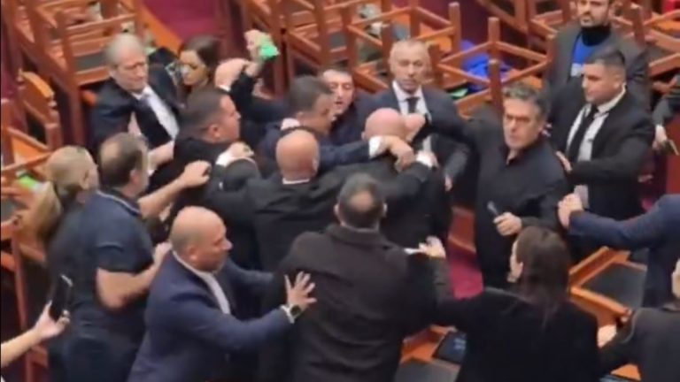 Αλβανία: Άγριο ξύλο στη Βουλή – Πετάχτηκαν νερά, αναποδογύρισαν έδρανα και διακόπηκε η συνεδρίαση