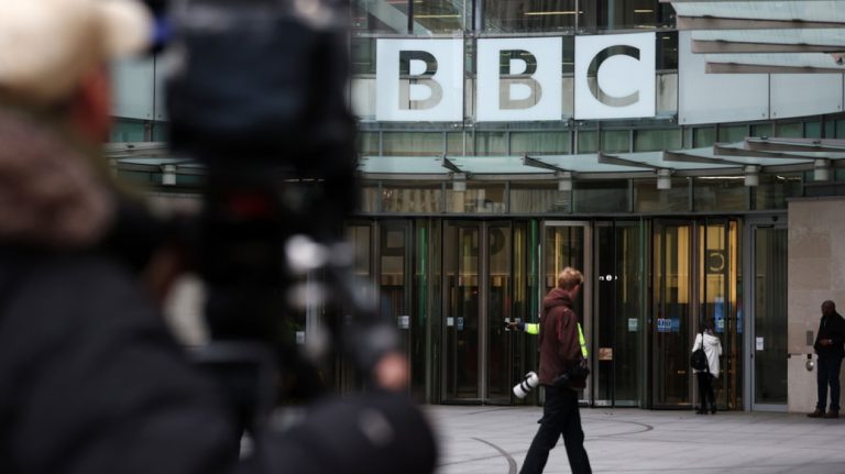 BBC: Κλείνει δύο τηλεοπτικά κανάλια και έναν ραδιοφωνικό σταθμό, έως 2.000 απολύσεις