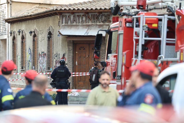 Μεγάλη έκρηξη σε πολυκατοικία στον Κολωνό – 4 τραυματίες (video)