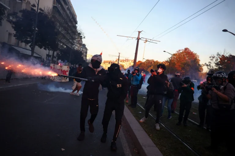 Γαλλία: Νέες βίαιες συγκρούσεις – Πέτρες και φωτιές από τους διαδηλωτές – Δακρυγόνα από την αστυνομία
