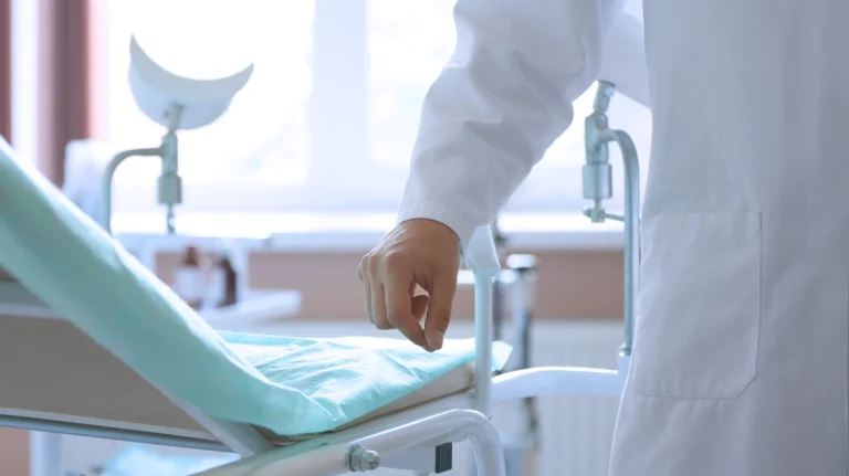Χειροπέδες σε 52χρονο γυναικολόγο για υλικό πορνογραφίας ανηλίκων