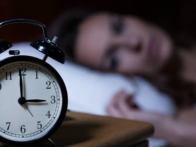 Γιατί όλο και περισσότεροι άνθρωποι ξυπνούν στις 3 τα ξημερώματα;