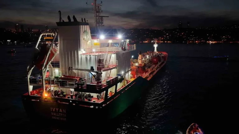 Συναγερμός στον Βόσπορο – Δεξαμενόπλοιο χημικών φορτίων παρασύρθηκε προς ιστορικά αρχοντικά (Video)