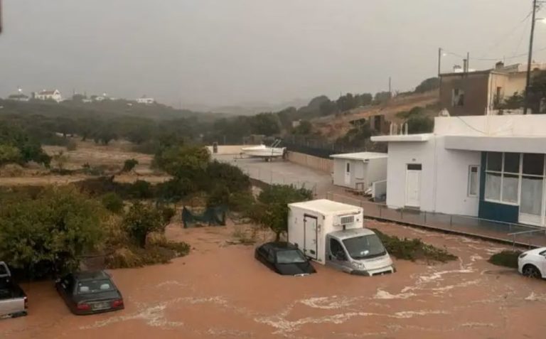 Κρήτη: Εικόνες καταστροφής από την κακοκαιρία – «Φούσκωσε» ποταμός, πλημμύρισαν σπίτια και αυτοκίνητα (photo+video)