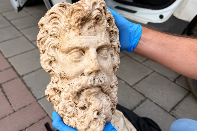 Κεφαλή του Δία 2.000 ετών εμφανίστηκε στη Σμύρνη – Το μυστήριο της προέλευσής της (PHOTOS)