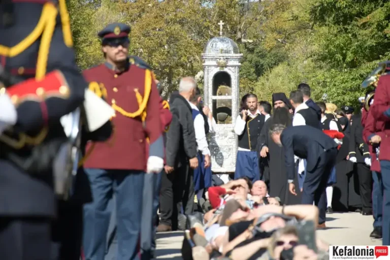 Κεφαλονιά: Ανθρώπινη αλυσίδα στο πέρασμα του Αγίου Γερασίμου – Πιστοί ξάπλωσαν στον δρόμο (PHOTOS)