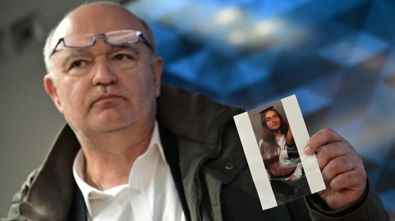 «Η ζωή μας χωρίστηκε σε δύο μέρη» – Συγκλονιστική κατάθεση του Ηλία Παπαγγελή με την φωτογραφία της κόρης του Αναστασίας στα χέρια