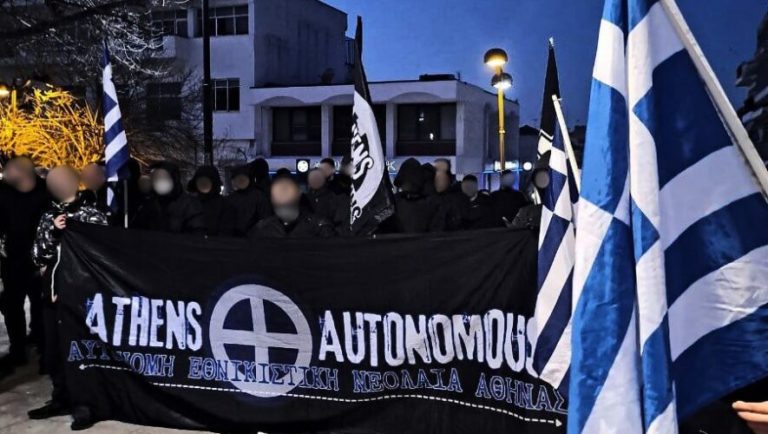 Μαχαίρια και ακραίο εθνικιστικό υλικό στο σπίτι κατηγορουμένου για την επίθεση στην Ελευσίνα
