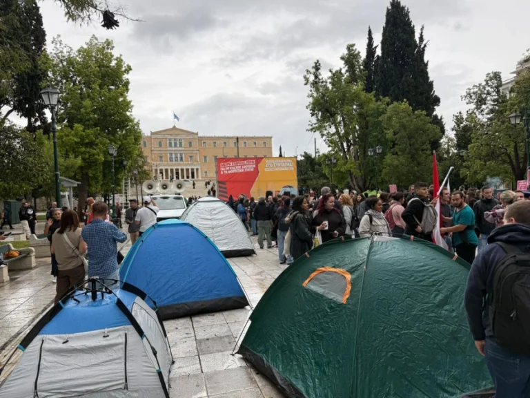 «Να σπουδάσουμε ή να επιβιώσουμε;» – Φοιτητές έστησαν σκηνές στο Σύνταγμα (Video)