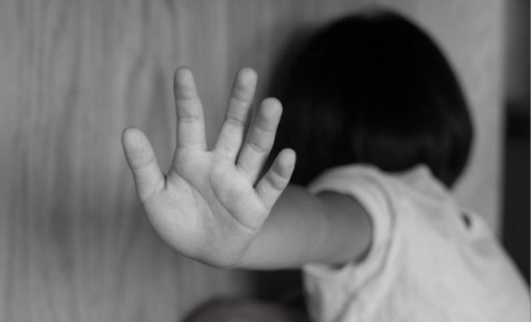 Φρίκη στον Βόλο: Μητέρα κατηγορείται για διακίνηση βίντεο κακοποίησης της κόρης της