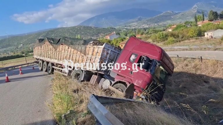 Νταλίκα «κρεμάστηκε» από γέφυρα στη Βοιωτία – Σώοι οδηγός και συνοδηγός